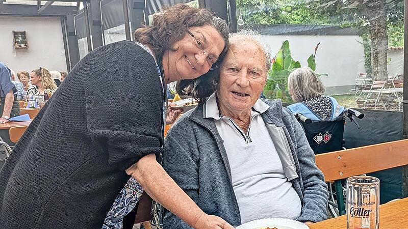 Werner, Ergotherapeutin im GKG-Seniorenzentrum Lichteneiche, machte auch als Bedienung in Göllers Biergarten eine gute Figur. Rudi Hofmann ließ es sich schmecken.