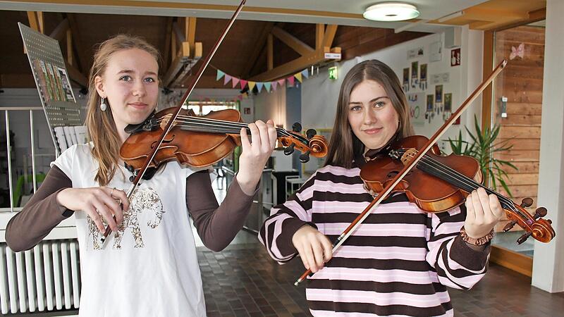 Die jungen Geigerinnen Marit Zdralek (links) aus Hummeltal und Marlene Prechtel aus Forchheim üben fleißig im Schullandheim Pottenstein für das große Konzert. Die jungen Geigerinnen Marit Zdralek (links) aus Hummeltal und Marlene Prechtel aus Forchheim üben fleißig im Schullandheim Pottenstein für das große Konzert.