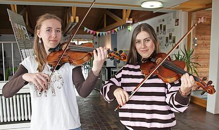 Die jungen Geigerinnen Marit Zdralek (links) aus Hummeltal und Marlene Prechtel aus Forchheim &uuml;ben flei&szlig;ig im Schullandheim Pottenstein f&uuml;r das gro&szlig;e Konzert.