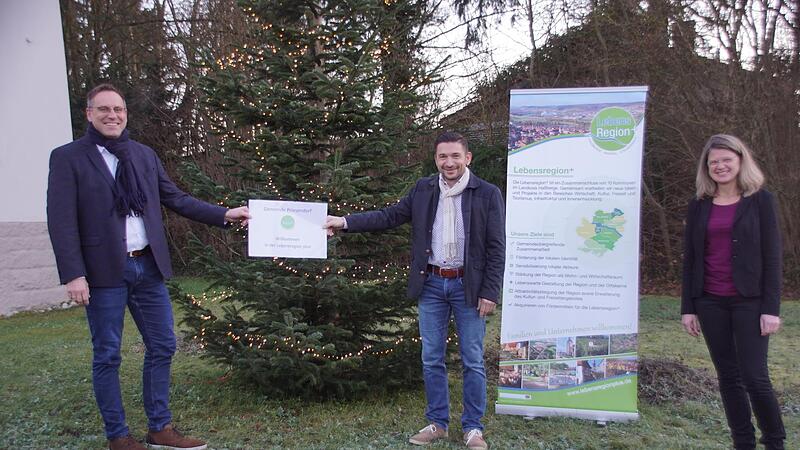 Aufgenommen wurde Priesendorf mit B&uuml;rgermeister Matthias Krapp (Mitte) von Ile-Sprecher Matthias B&auml;uerlein und Ile-Managerin Ulla Schmidt.