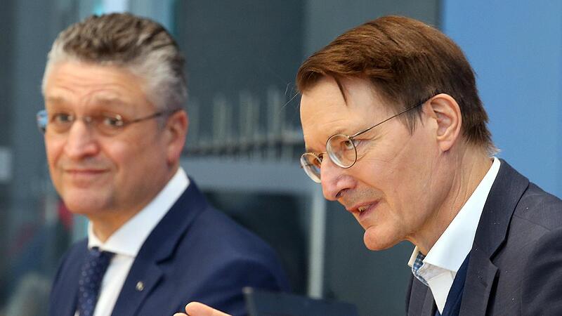 geben Karl Lauterbach (SPD), Bundesgesundheitsminister, und Lothar Wieler (l), Pr&auml;sident des Robert Koch-Instituts, geben im Haus der Bundespressekonferenz Auskunft &uuml;ber das Infektionsgeschehen und die Impfentwicklung in der Corona-Pandemie.