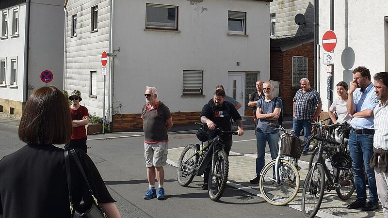 Eigentlich gilt hier rechts vor links, was jedoch meistens ignoriert wird.