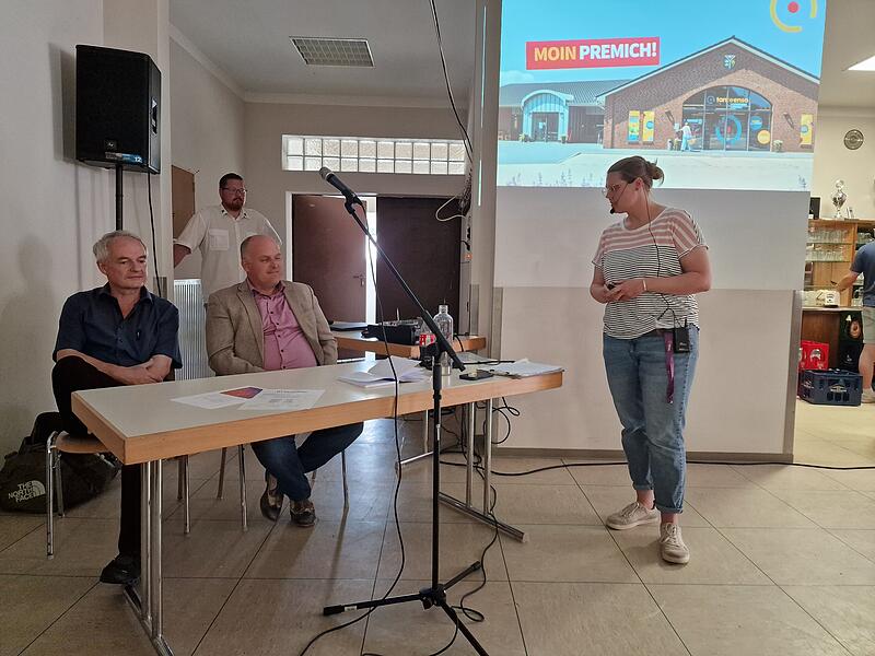 Lisa Vierke (rechts) stellte das Konzept für den Tante Enso-Laden für Premich vor. Im Bild Eugen Edelmann (links) und Bürgermeister Daniel Wehner. Lisa Vierke (rechts) stellte das Konzept für den Tante Enso-Laden für Premich vor. Im Bild Eugen Edelmann (links) und Bürgermeister Daniel Wehner.