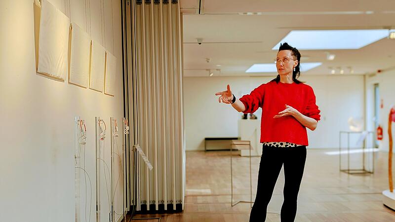 Anna Mlasowsky erkl&auml;rt im Glasmuseum R&ouml;dental das Konzept ihrer Ausstellung.