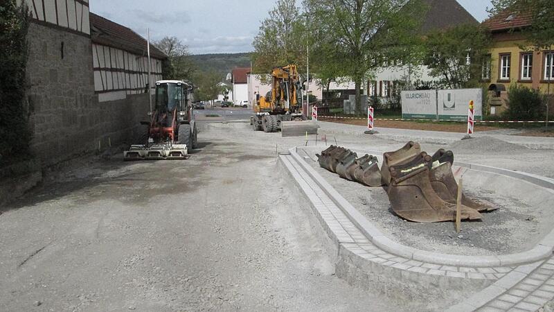Am Kohlenberg an der Kindergarten-Kreuzung werden derzeit die Lichtmasten gesetzt. Am Kohlenberg an der Kindergarten-Kreuzung werden derzeit die Lichtmasten gesetzt.