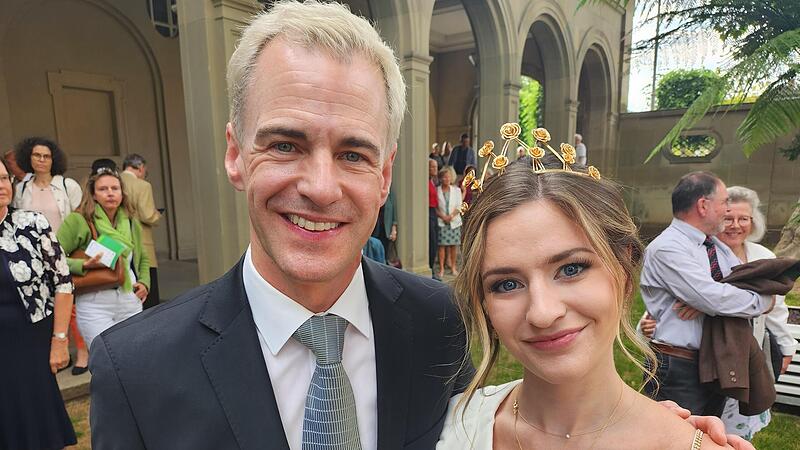 Königlicher Besuch: Alexander Steinbeis hieß auch die Rosenkönigin Dana willkommen. Königlicher Besuch: Alexander Steinbeis hieß auch die Rosenkönigin Dana willkommen.