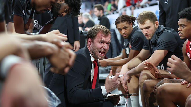 Klarer Blick trotz schwieriger Spielzeit: Anton Gavel instruiert sein Team in einer Auszeit.
