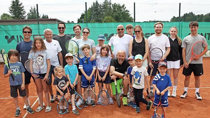 Der TCB stellte einen gelungenen Nachmittag für tennisbegeisterte Kinder und Erwachsene auf die Beine. Das Bild zeigt einen großen Teil der „Tennisneulinge“ mit Trainern und Vorstand. Der TCB stellte einen gelungenen Nachmittag für tennisbegeisterte Kinder und Erwachsene auf die Beine. Das Bild zeigt einen großen Teil der „Tennisneulinge“ mit Trainern und Vorstand.