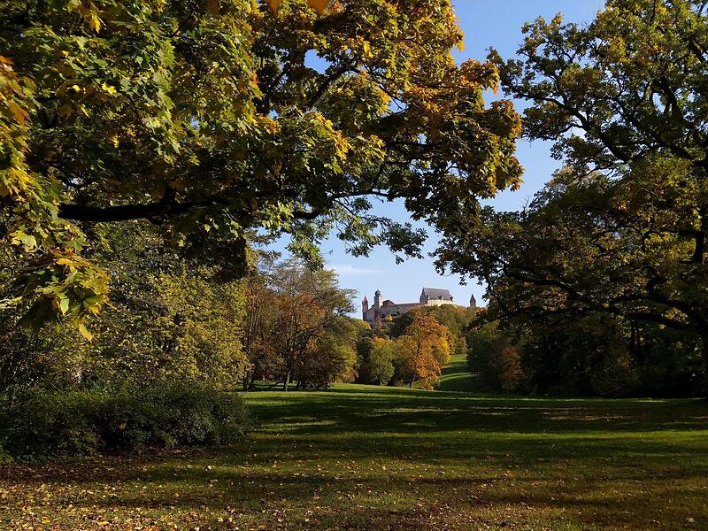 Der Hofgarten in Coburg – hier der Blick übers Veilchental zur Veste.