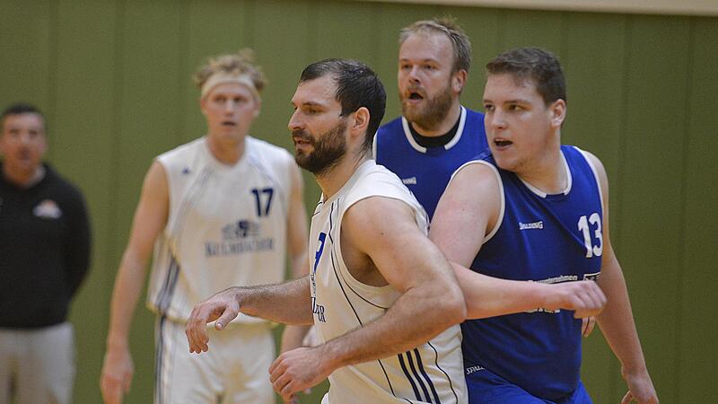 Routinier Niklas Jungbauer (vorne) war mit 23 Punkten bester Kulmbacher Werfer in Erlangen.