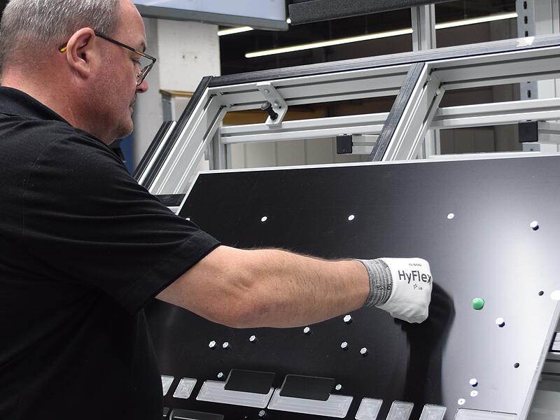 Blick in Loewe-Produktion in Kronach