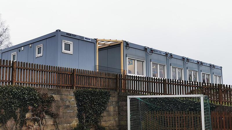 Links vom Schulhof stehen die Container, die bereits 2019 f&uuml;r die Sch&uuml;ler aus Oberlangheim aufgestellt wurden.