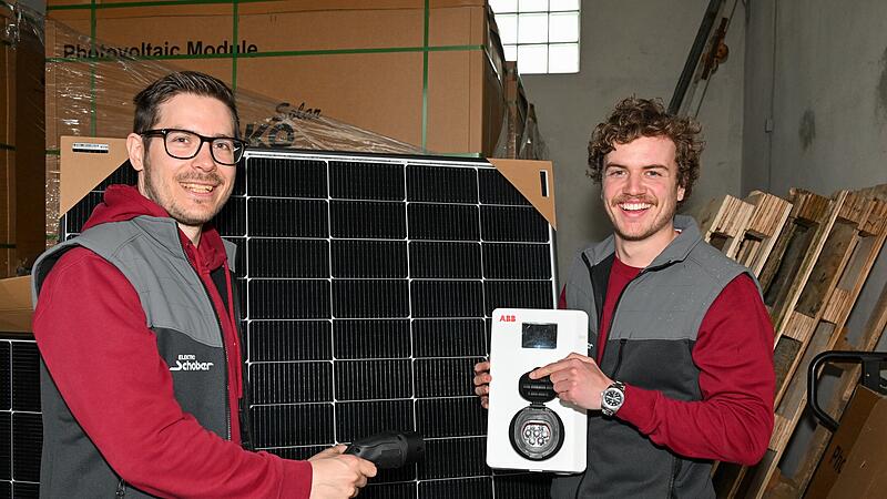 In der vierten Generation f&uuml;hrt J&ouml;rn Schubert (links) die Firma Elektro Schober. Philipp Eydam (rechts) ist einer der Digitalisierungsexperten. Vom &bdquo;Wald- und Wiesenelektriker&ldquo; ist das Unternehmen in 95 Jahren zu einem  Spezialisten f&uuml;r Smarthome, Photovoltaik und Wallboxen f&uuml;r die Stromtankstelle zu Hause geworden.