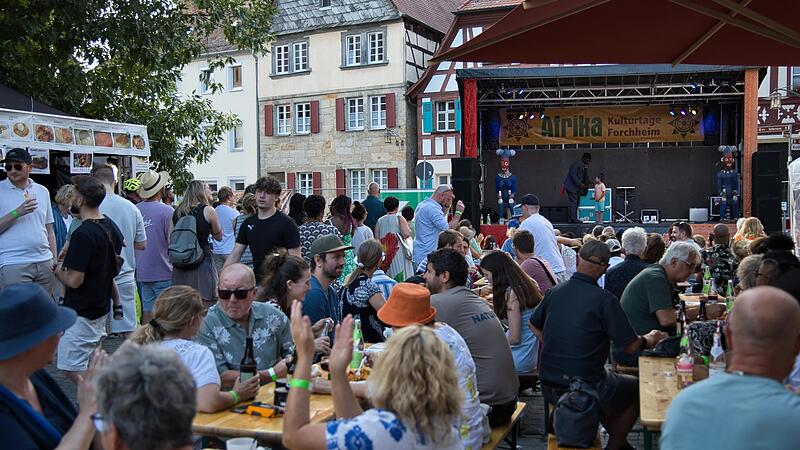 Beliebter Treffpunkt an der Bühne in der Sattlertorstraße.Forchheim & Fränkische Schweiz Beliebter Treffpunkt an der Bühne in der Sattlertorstraße.Forchheim & Fränkische Schweiz