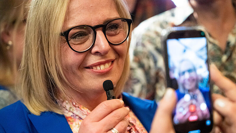 Martina Hebendanz ist erste Oberbürgermeisterin in ForchheimForchheim & Fränkische Schweiz Es ist der bislang größte Moment in der Politikkarriere der 49-jährigen Martina Hebendanz: Sie wird in der Stichwahl zur neuen Oberbürgermeisterin Forchheims gewählt. Was nun ansteht – und wer sich bereits anstellt.