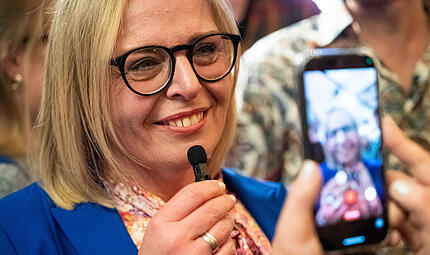 Es ist der bislang gr&ouml;&szlig;te Moment in der Politikkarriere der 49-j&auml;hrigen Martina Hebendanz: Sie wird in der Stichwahl zur neuen Oberb&uuml;rgermeisterin Forchheims gew&auml;hlt. Was nun ansteht &ndash; und wer sich bereits anstellt.