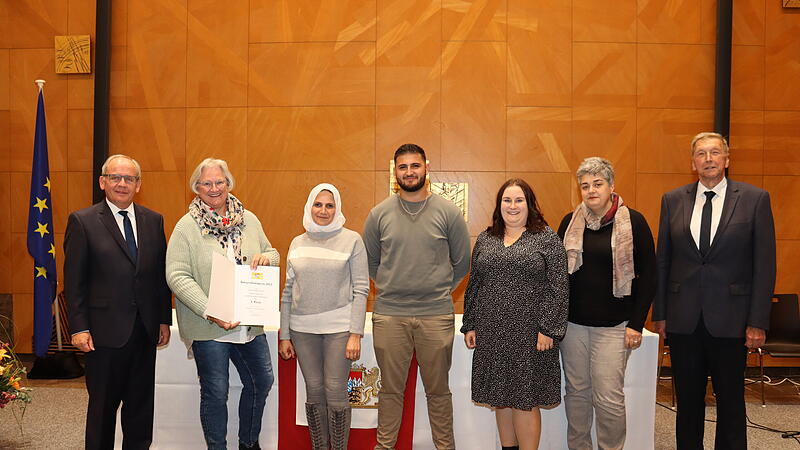 Regierungspräsident Dr. Eugen Ehmann mit den Kitzinger Projektbeteiligten: Bürgermeisterin und Integrationsbeauftragte Astrid Glos, die Projektvertreter Samar Alsliman und Jamen Halowani. Lisa Kriesinger von WirKT, Karin Dörfler vom Landratsamt sowie der stellvertretende Landrat Robert Finster. Regierungspräsident Dr. Eugen Ehmann mit den Kitzinger Projektbeteiligten: Bürgermeisterin und Integrationsbeauftragte Astrid Glos, die Projektvertreter Samar Alsliman und Jamen Halowani. Lisa Kriesinger von WirKT, Karin Dörfler vom Landratsamt sowie der stellvertretende Landrat Robert Finster.