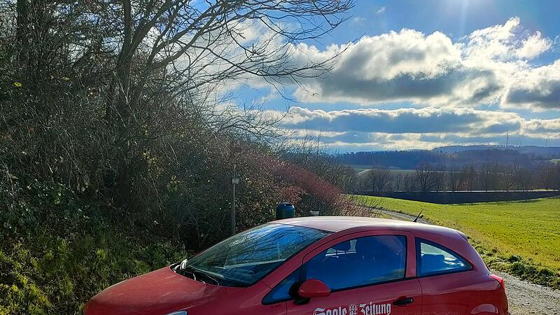 rotes Auto mit Aufschrift Saale Zeitung vor Landschaft rotes Auto mit Aufschrift Saale Zeitung vor Landschaft
