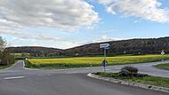 Die heutige Straßenkreuzung, hier vom Gewerbegebiet Pfaffenpfad aus gesehen, soll durch einen Verkehrskreisel ersetzt werden. Die heutige Straßenkreuzung, hier vom Gewerbegebiet Pfaffenpfad aus gesehen, soll durch einen Verkehrskreisel ersetzt werden.