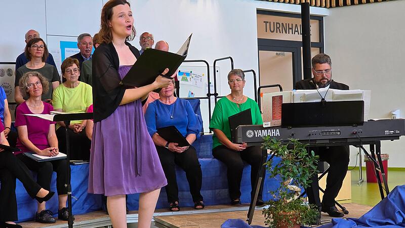 Eva-Marie Ferraro wird begleitet von Julian Bobe.