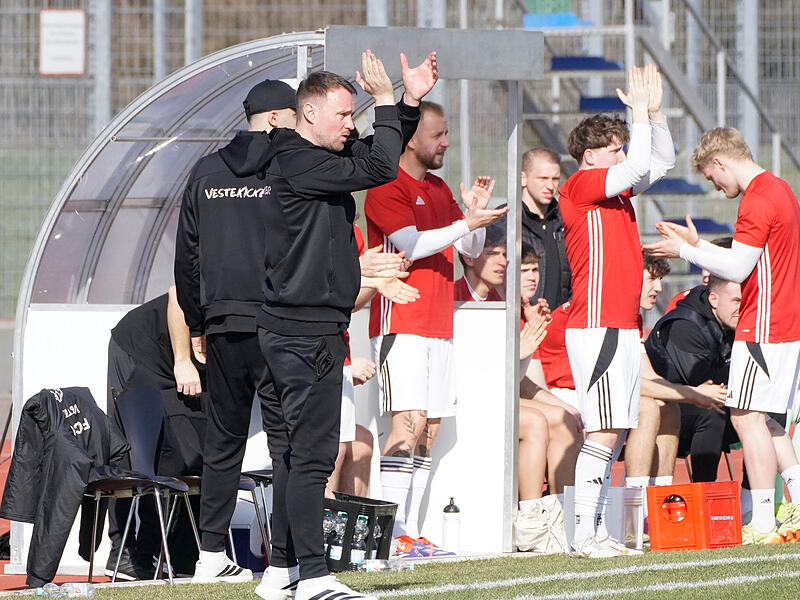 Applaus will der Coburger Trainer Calle Schiebel seiner Mannschaft auch am Freitagabend in Cham spenden.