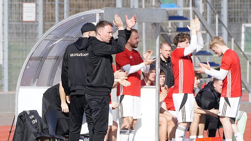 Applaus will der Coburger Trainer Calle Schiebel seiner Mannschaft auch am Freitagabend in Cham spenden.