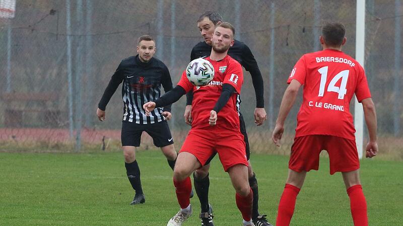 Marius Scheer (vorne) wird von Tobias H&uuml;mmer bewacht. Dennoch schie&szlig;t der Baiersdorfer einen Blitzhattrick.Forchheim & Fr&auml;nkische Schweiz