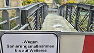 Der "Eiserne Steg", der &uuml;ber die Ha&szlig;lach f&uuml;hrt, ist vorl&auml;ufig gesperrt. Grund sind M&auml;ngel am Tragwerk.