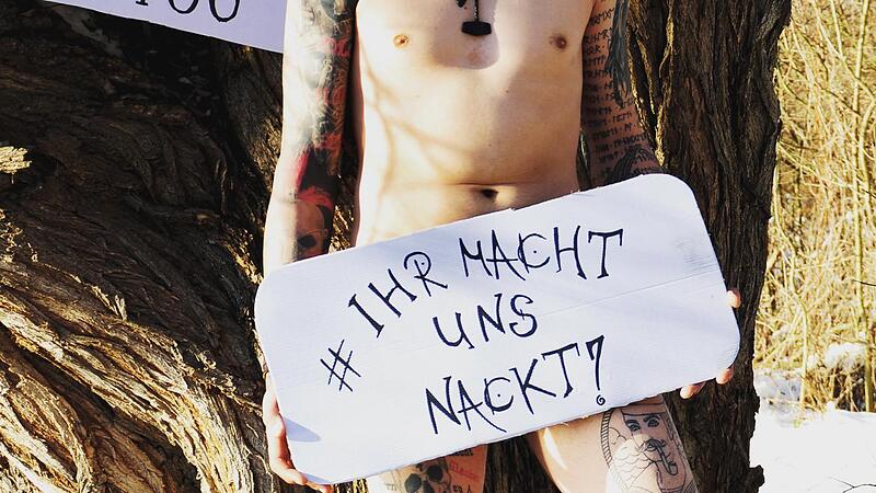 Lucca Fuchs zog sich für die Protestaktion ausTätowierer Tätowierer Lucca Fuchs posiert nackt im Schnee