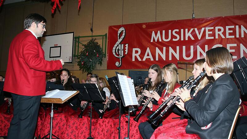 Der Musikverein Rannungen verabschiedete beim Weihnachtskonzert seinen langj&auml;hrigen Dirigenten Florian Usleber (links).