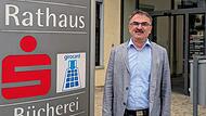 Bürgermeister Harald Hofmann (62) am Eingang des Nüdlinger Rathauses