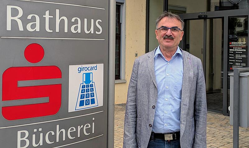 B&uuml;rgermeister Harald Hofmann (62) am Eingang des N&uuml;dlinger Rathauses