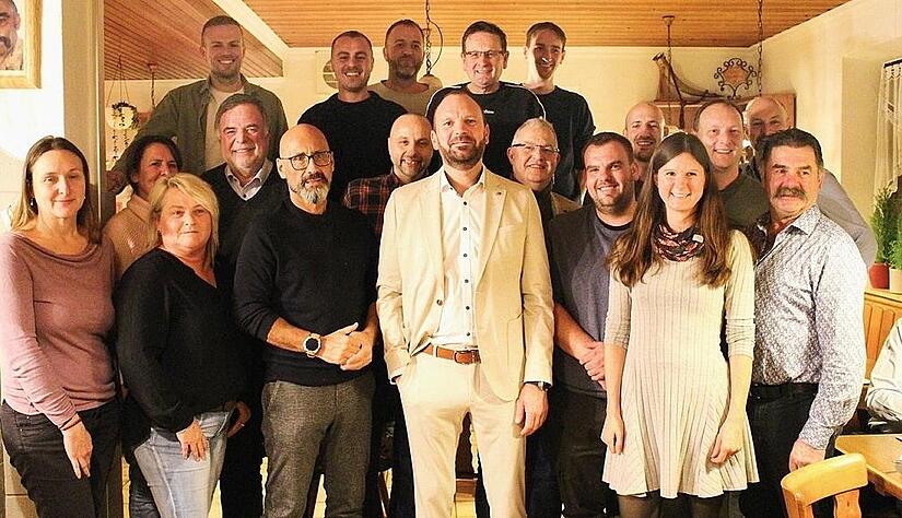 Stephan Schaub (Mitte) kandidiert für die CSU Großenseebach als Bürgermeister. Mit im Bild auch der Weisendorfer Bürgermeister Karl-Heinz Hertlein (mittlere Reihe, 2. v. l.).