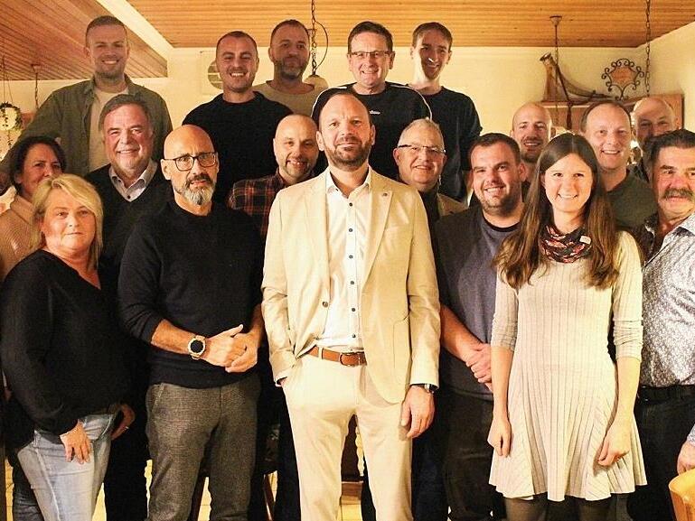 Stephan Schaub (Mitte) kandidiert für die CSU Großenseebach als Bürgermeister. Mit im Bild auch der Weisendorfer Bürgermeister Karl-Heinz Hertlein (mittlere Reihe, 2. v. l.).