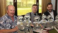 Bei der Pressekonferenz stellte das Organisationsteam mit Terry Fertsch, Ralf Pazdera und Festwirt Philipp Bräutigam (von links) das diesjährige Maskottchen des 92. Frühlingsfestes in Coburg offiziell vor. Es heißt „Schnarchzapfen“.