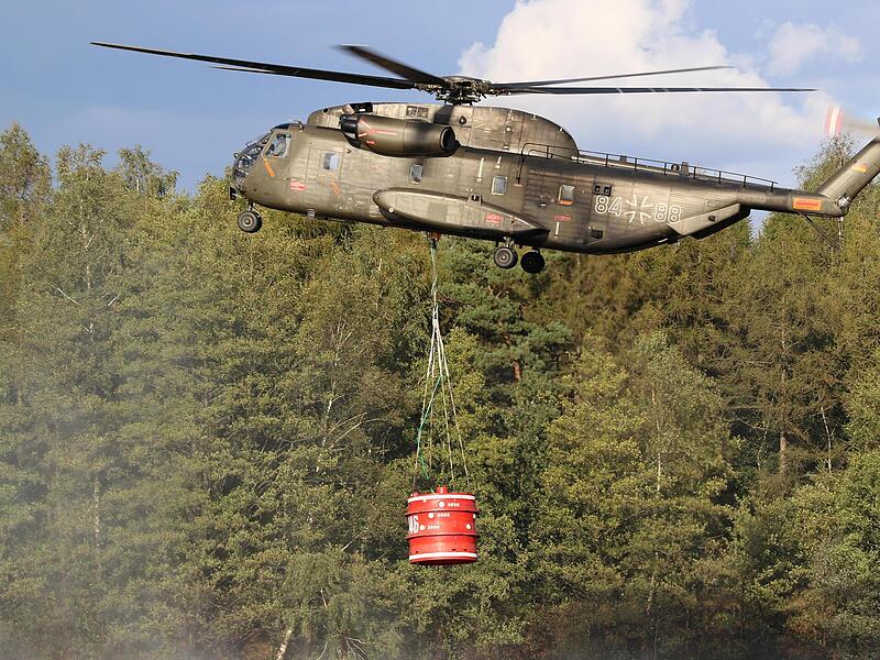 In den vergangenen Tagen war über Hammelburg immer wieder eine CH53 des Hubschraubergeschwaders (HSG) 64 aus Laupheim zu sehen. In den vergangenen Tagen war über Hammelburg immer wieder eine CH53 des Hubschraubergeschwaders (HSG) 64 aus Laupheim zu sehen.