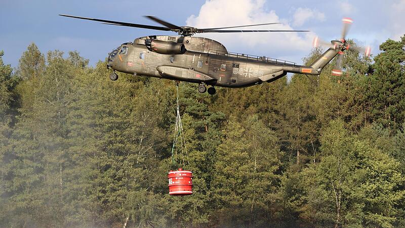 In den vergangenen Tagen war über Hammelburg immer wieder eine CH53 des Hubschraubergeschwaders (HSG) 64 aus Laupheim zu sehen. In den vergangenen Tagen war über Hammelburg immer wieder eine CH53 des Hubschraubergeschwaders (HSG) 64 aus Laupheim zu sehen.