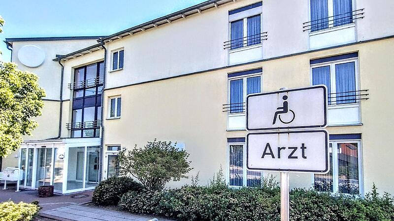 Das fr&uuml;here Seniorenheim Bertelsdorfer H&ouml;he steht seit 31. M&auml;rz leer. Im Juli soll entschieden werden, was aus dem Geb&auml;ude wird.