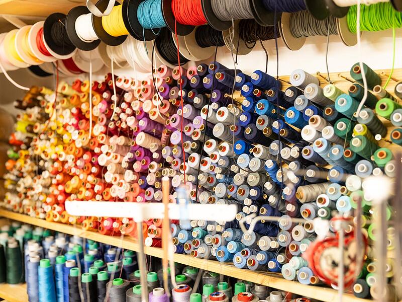 Unten In der Werkstatt von „Stoff und Kunst“ in Wülfershausen hat Michaela Gernert eine große Auswahl an Stoffen und Nähgarn. Unten In der Werkstatt von „Stoff und Kunst“ in Wülfershausen hat Michaela Gernert eine große Auswahl an Stoffen und Nähgarn.