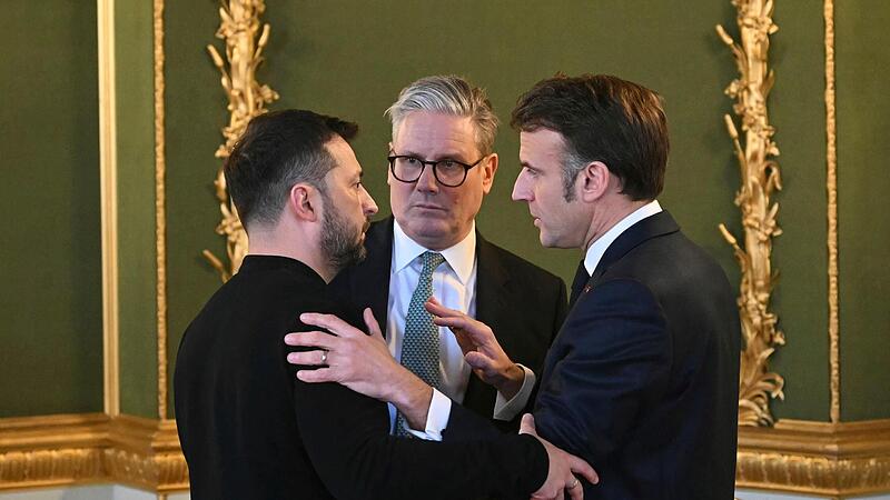 Der britische Premier Sir Keir Starmer (Mitte), der ukrainische Präsident Wolodymyr Selenskyj (links) und der französische Präsident Emmanuel Macron unterhalten sich während des Gipfeltreffens der europäischen Staats- und Regierungschefs zur Lage ...