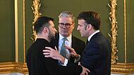 Der britische Premier Sir Keir Starmer (Mitte), der ukrainische Präsident Wolodymyr Selenskyj (links) und der französische Präsident Emmanuel Macron unterhalten sich während des Gipfeltreffens der europäischen Staats- und Regierungschefs zur Lage ...