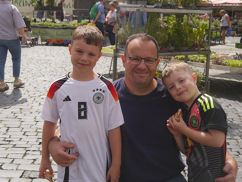 Jens, Franz und Emil Meissner in der Innenstadt in Coburg
