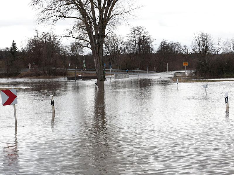 Hochwasser ForchheimForchheim & Fränkische Schweiz Die Kreisstraße FO 10 musste wegen Überflutung für den Verkehr gesperrt werden.