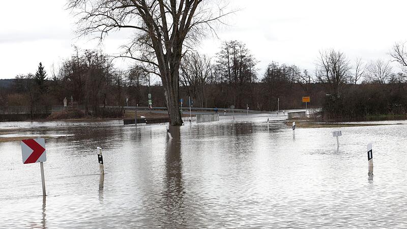 Hochwasser ForchheimForchheim & Fränkische Schweiz Die Kreisstraße FO 10 musste wegen Überflutung für den Verkehr gesperrt werden.