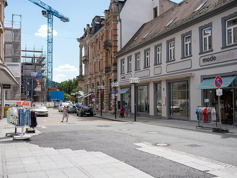 Das Baufeld reicht vom Einm&uuml;ndungsbereich &bdquo;Am Kurgarten&ldquo; bis zur Wandelhalle. Fu&szlig;g&auml;nger werden ab dem Rondell &uuml;ber den Kurgarten Richtung Kurhausstra&szlig;e umgeleitet.