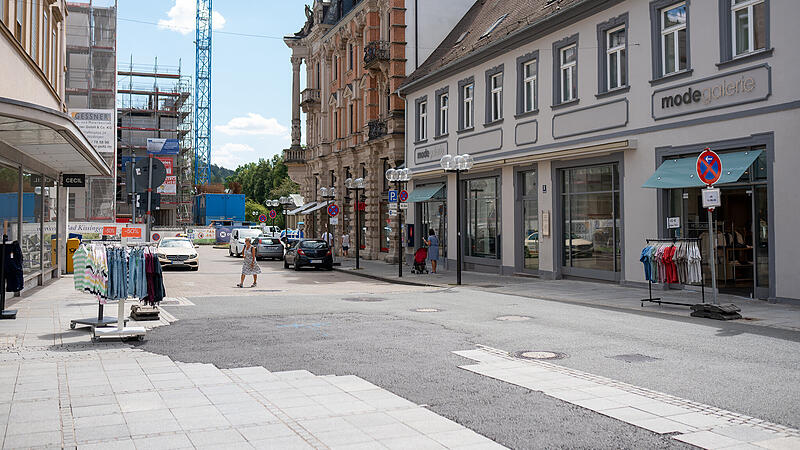 Bauarbeiten starten in Bad Kissingen Das Baufeld reicht vom Einmündungsbereich „Am Kurgarten“ bis zur Wandelhalle. Fußgänger werden ab dem Rondell über den Kurgarten Richtung Kurhausstraße umgeleitet.