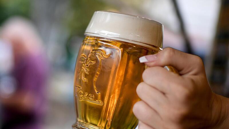 Ein Prosit auf die Tradition! Am Dreikönigstag trinken sich in Franken wieder viele Menschen „Stärke an“.