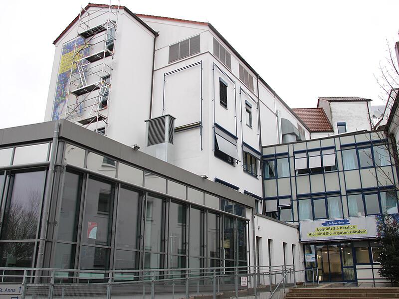 Im Bereich Chirurgie profitiert das Kreiskrankenhaus St. Anna in Höchstadt von seiner Rolle als Kooperationskrankenhaus der Uniklinik Erlangen. Im Bereich Chirurgie profitiert das Kreiskrankenhaus St. Anna in Höchstadt von seiner Rolle als Kooperationskrankenhaus der Uniklinik Erlangen.