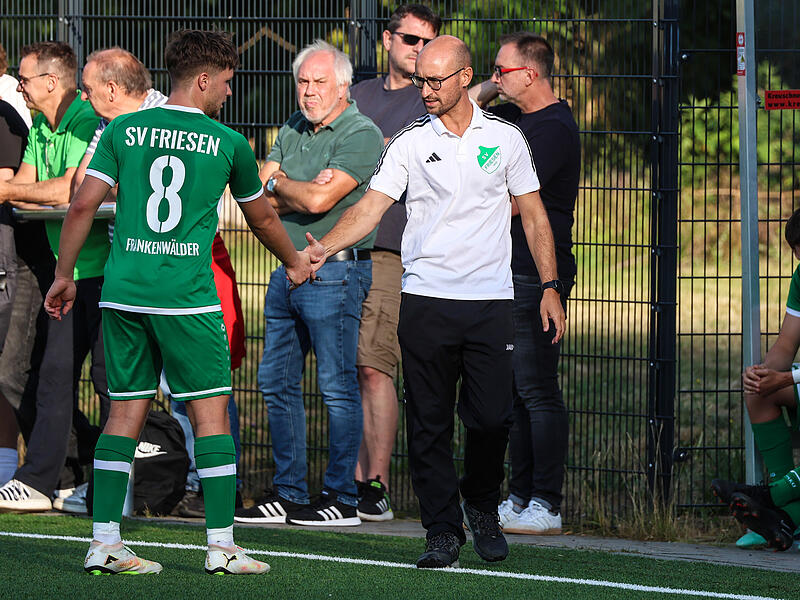 Frederic Martin (rechts, hier mit Spieler Maximilian Töpfer) bleibt dem SV Friesen in der Saison 2026/27 als Trainer erhalten. Frederic Martin (rechts, hier mit Spieler Maximilian Töpfer) bleibt dem SV Friesen in der Saison 2026/27 als Trainer erhalten.