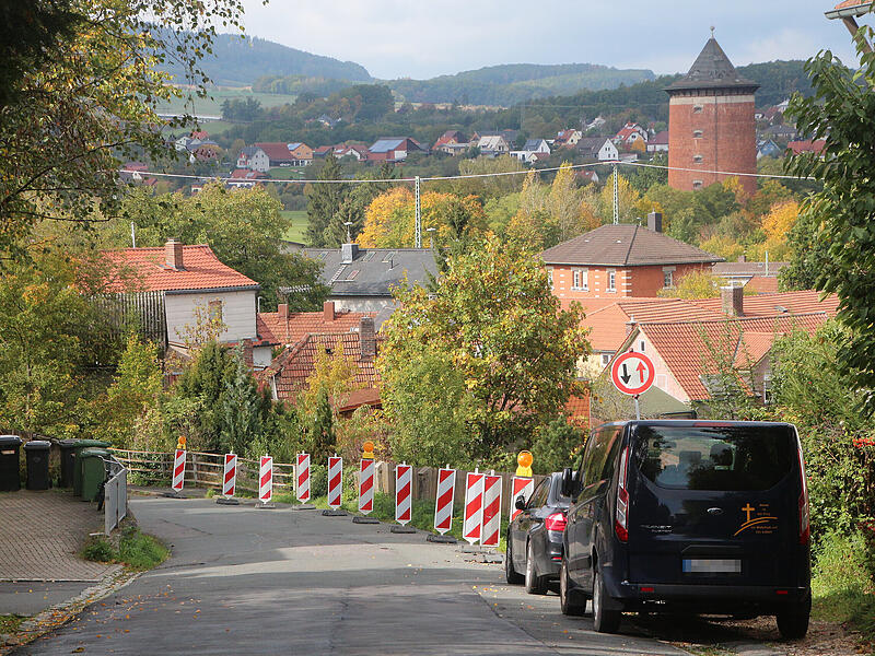 Eng, steil, sanierungsbed&uuml;rftig: 2027 Jahr will die Stadt Lichtenfels die Reparatur der Schlo&szlig;bergstra&szlig;e angehen.